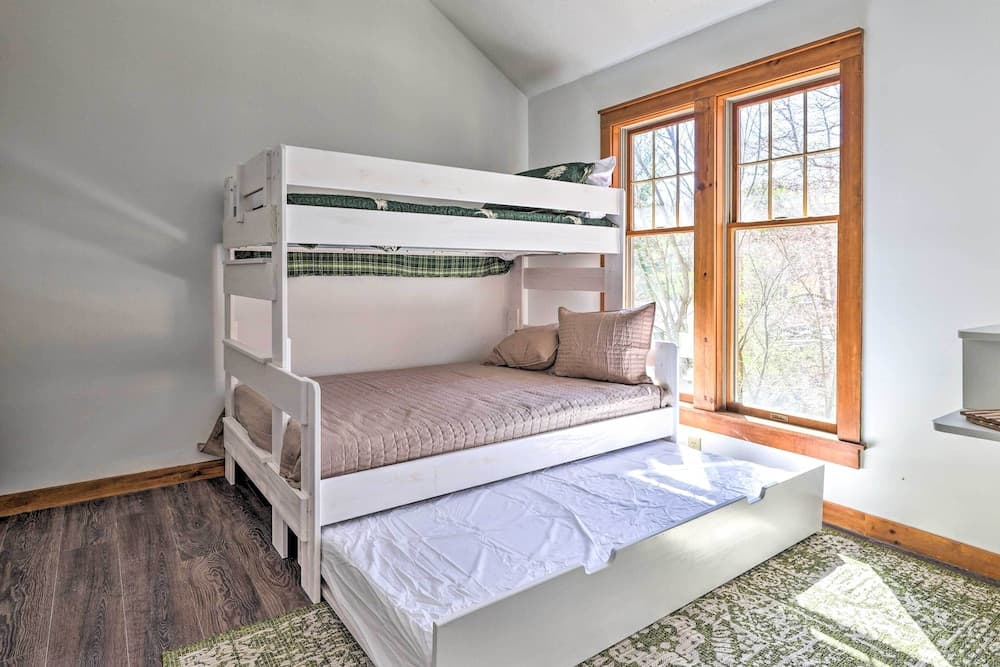 Pocono Retreat, 1 Mi to State Park & Ski Access!