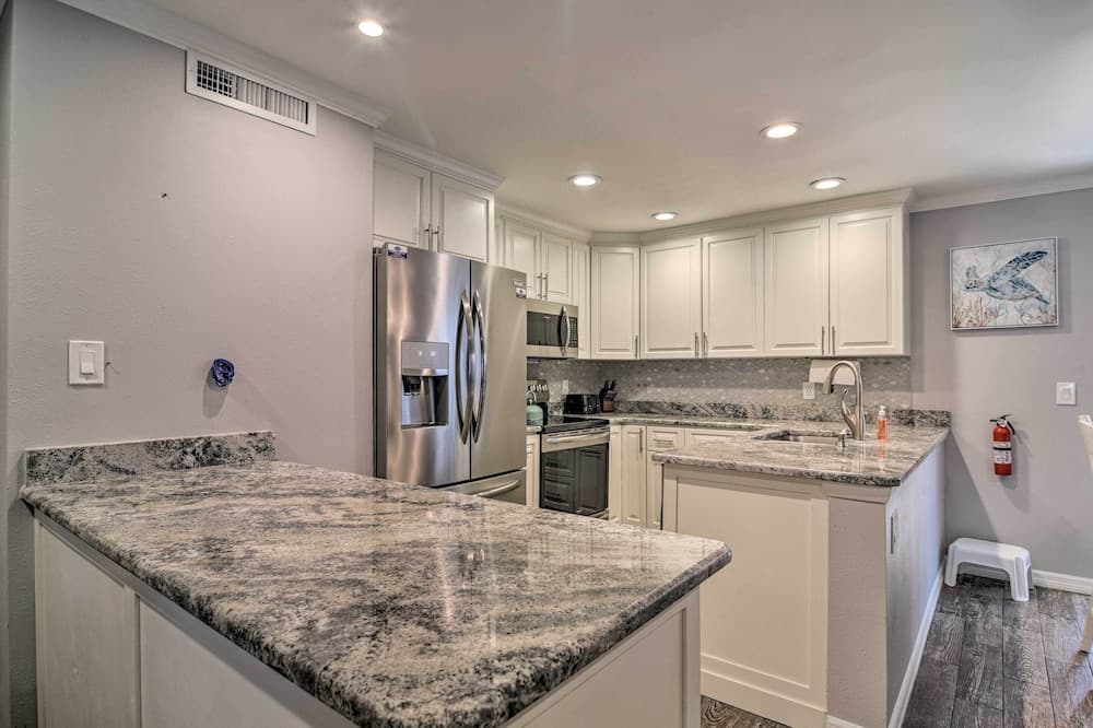 Elegant FL Condo w/ Pool: Walk to Madeira Beach!