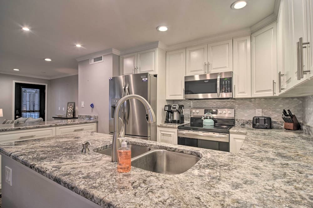 Elegant FL Condo w/ Pool: Walk to Madeira Beach!