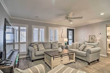 Elegant FL Condo w/ Pool: Walk to Madeira Beach!