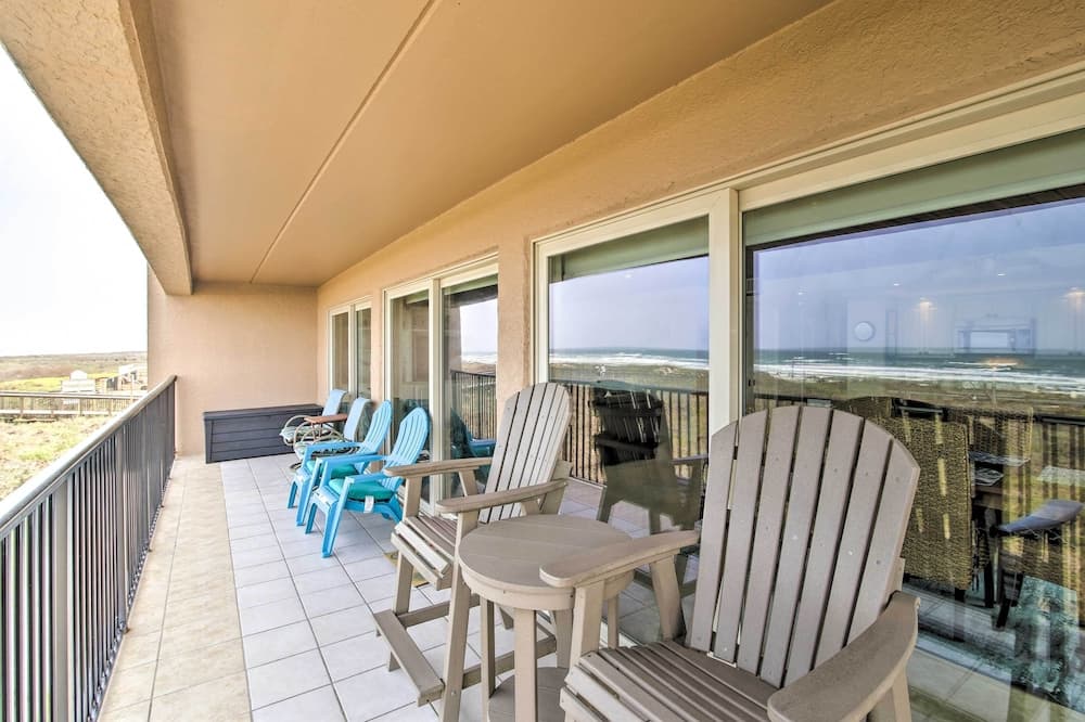 Modern Beachfront Condo w/ Pool & Beach Access!