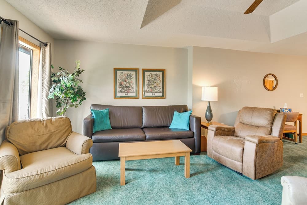 Cozy Branson Townhome 1 Mi to Silver Dollar City!