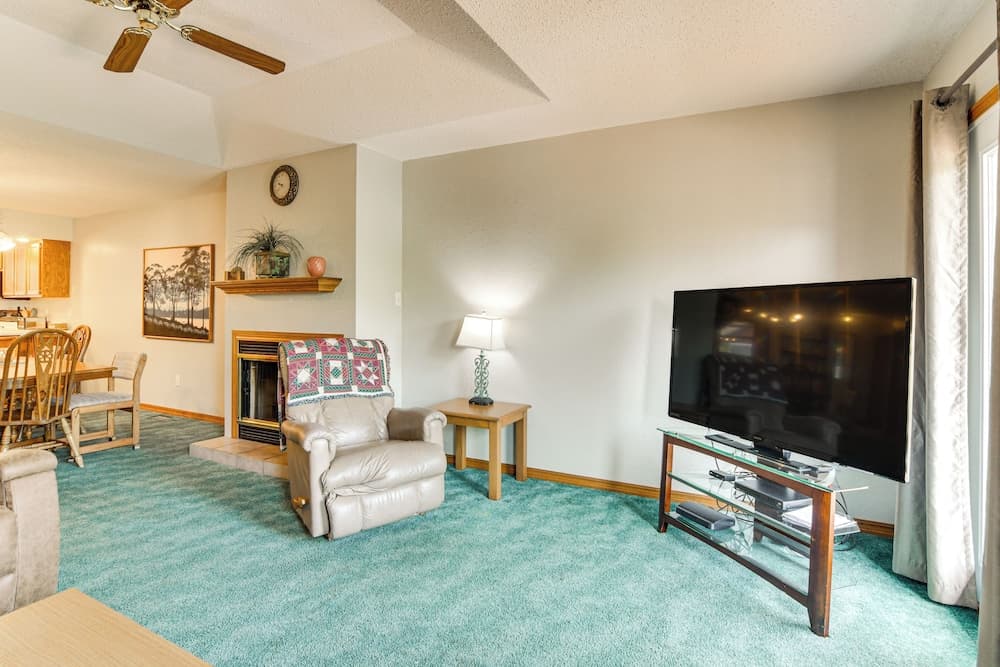 Cozy Branson Townhome 1 Mi to Silver Dollar City!