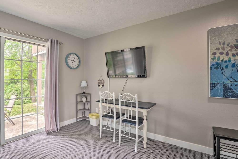 Branson Studio: 3 Mi to Ozark Hills Winery