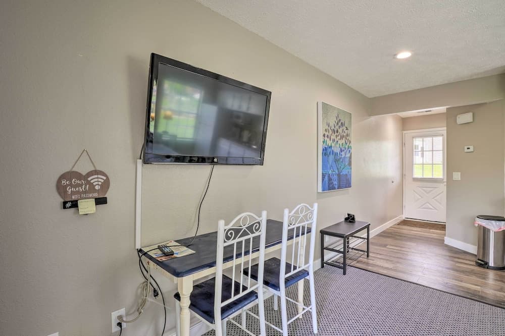 Branson Studio: 3 Mi to Ozark Hills Winery