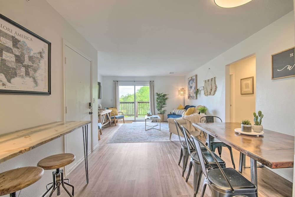 Cozy Branson Retreat w/ Balcony, 2 Mi to 76 Strip