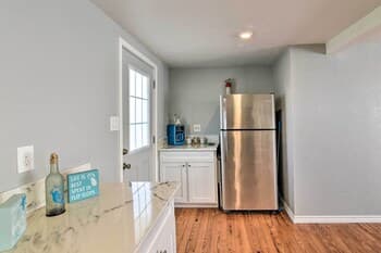 Bright & Breezy Home: 4 Blocks From the Beach!