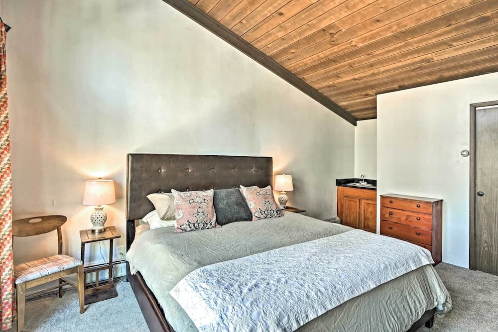 Beautiful Breck Townhome w/ Pool: 1 Mi to Main St!