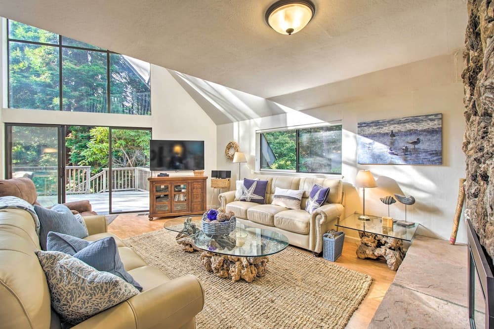 Spacious Redwood Retreat w/ Hidden Hot Tub