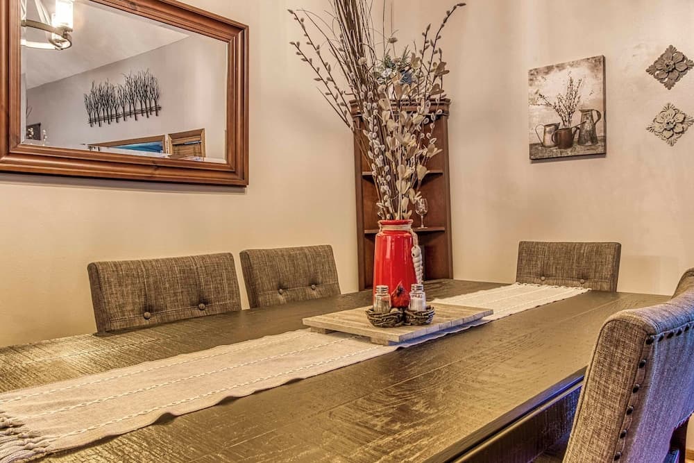 Cozy Cabin w/ Mountain Views Near Skylift Park!