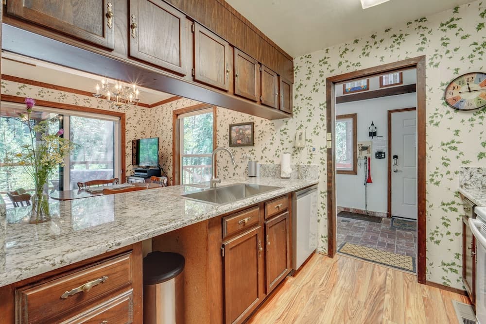 Rustic Riverfront Truckee Cabin w/ Gas Grill!