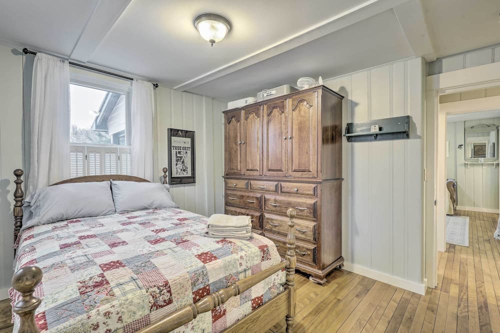 Charming Sutton Cottage: Walk to Lake & Farm!