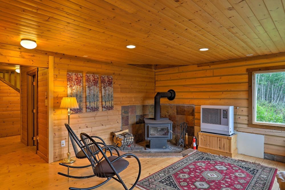 Cabin w/ Glacier Views: Walk to Matanuska River!