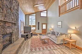 Updated Frisco Home w/ Deck, Hot Tub & Views!