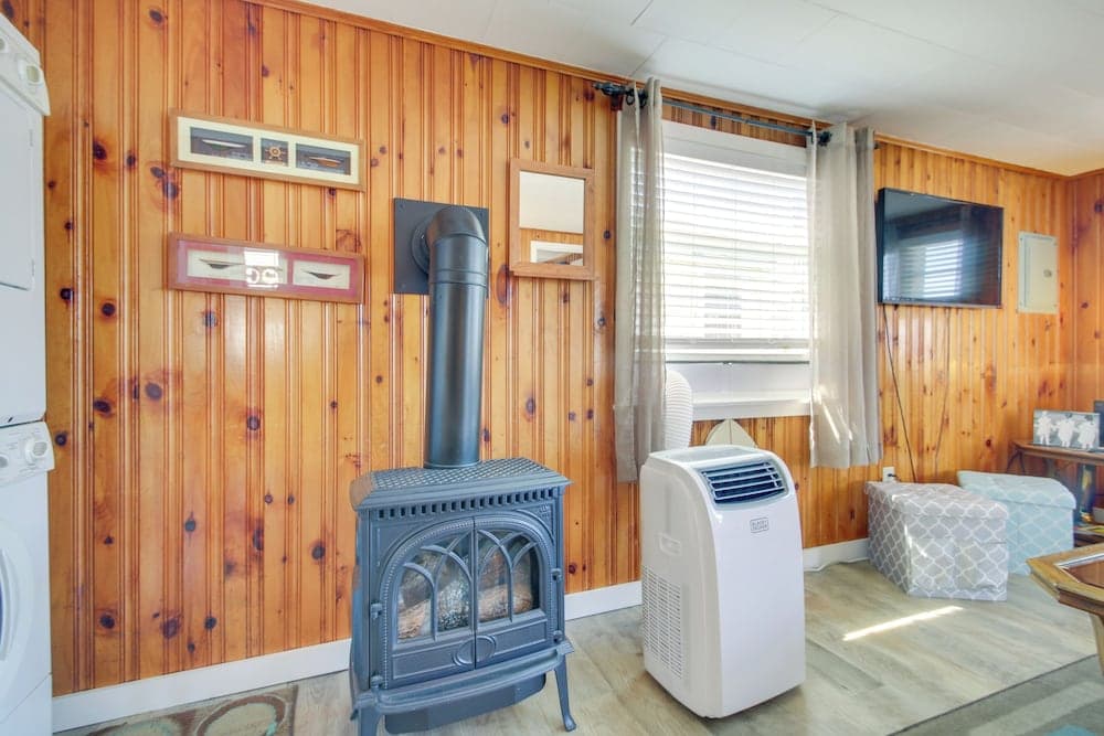 Cozy Hampton Cottage - Walk to Beaches & Marina!