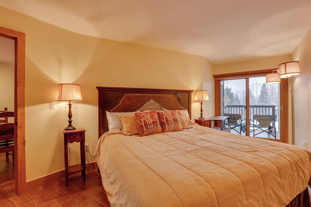 Condo w/ Hot Tub Access - Quick Bus Trip to Ski!