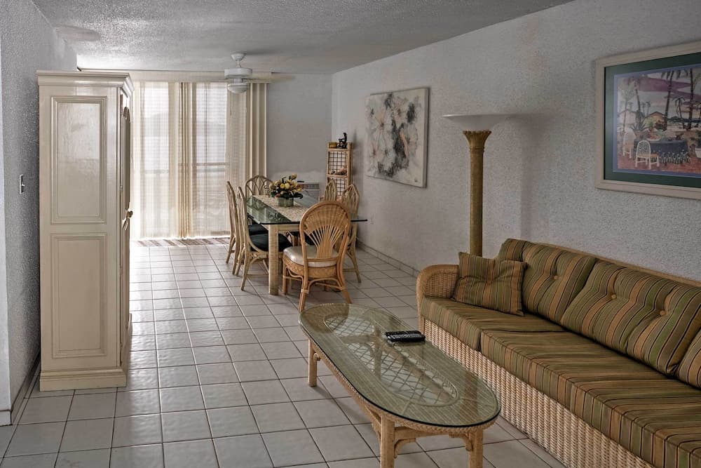 Bolongo Bay Oceanfront Condo w/ Community Pool!