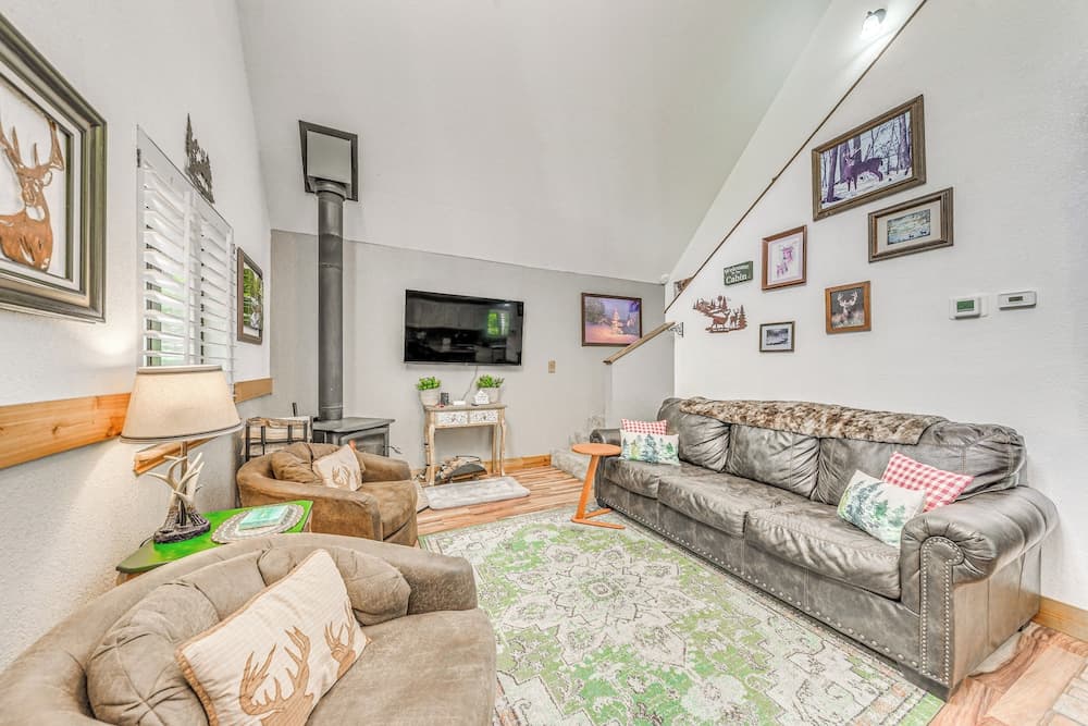 Quaint Cloudcroft Cabin w/ Stunning Forest Views!