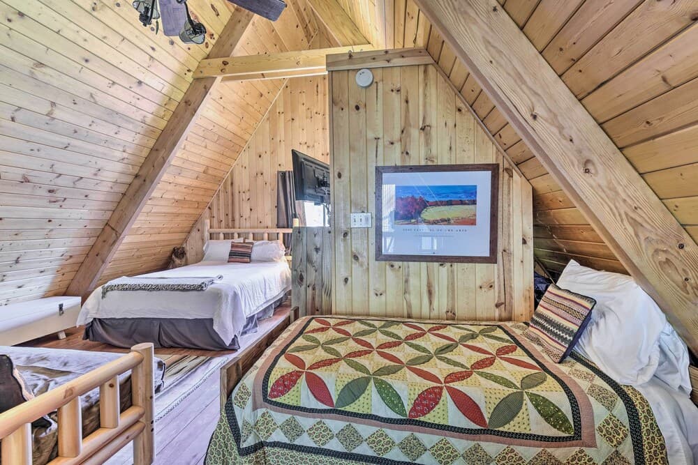 Ski-in/ski-out Red River Cabin w/ Mtn Views!