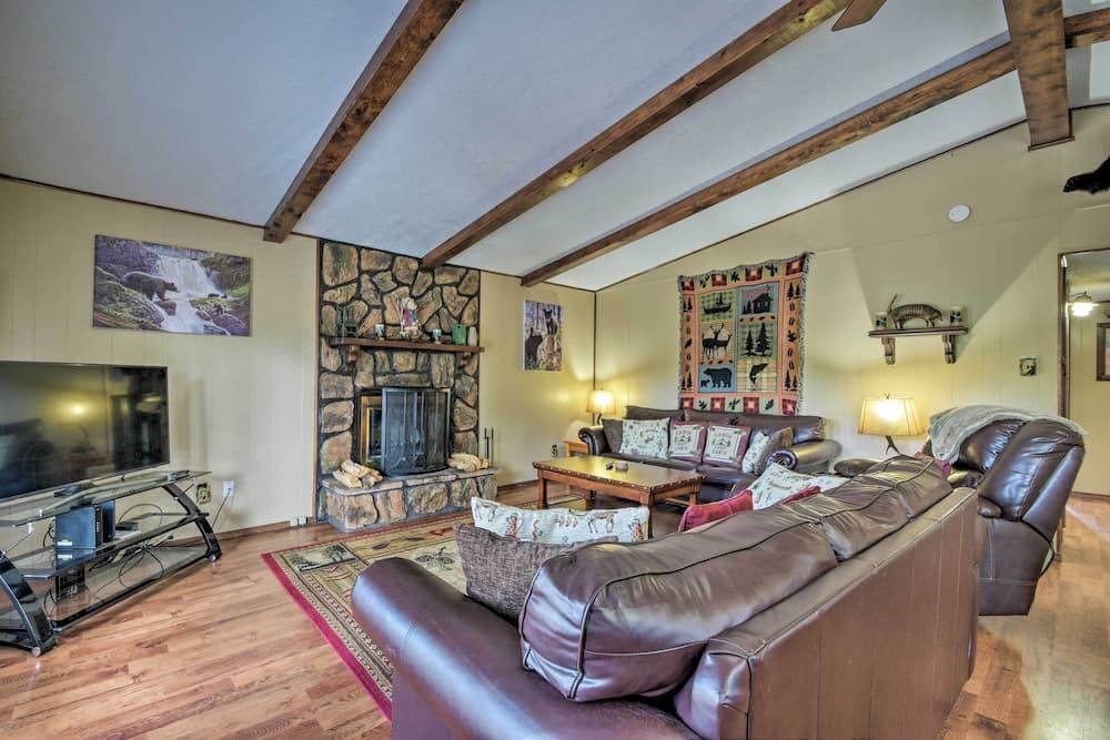 Cozy Ruidoso Cabin w/ Hot Tub & Game Room!