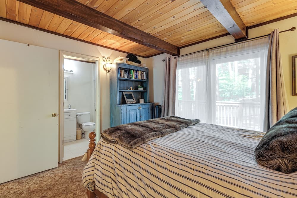 Cabin w/ Deck & Fire Pit in Blue Lake Springs!