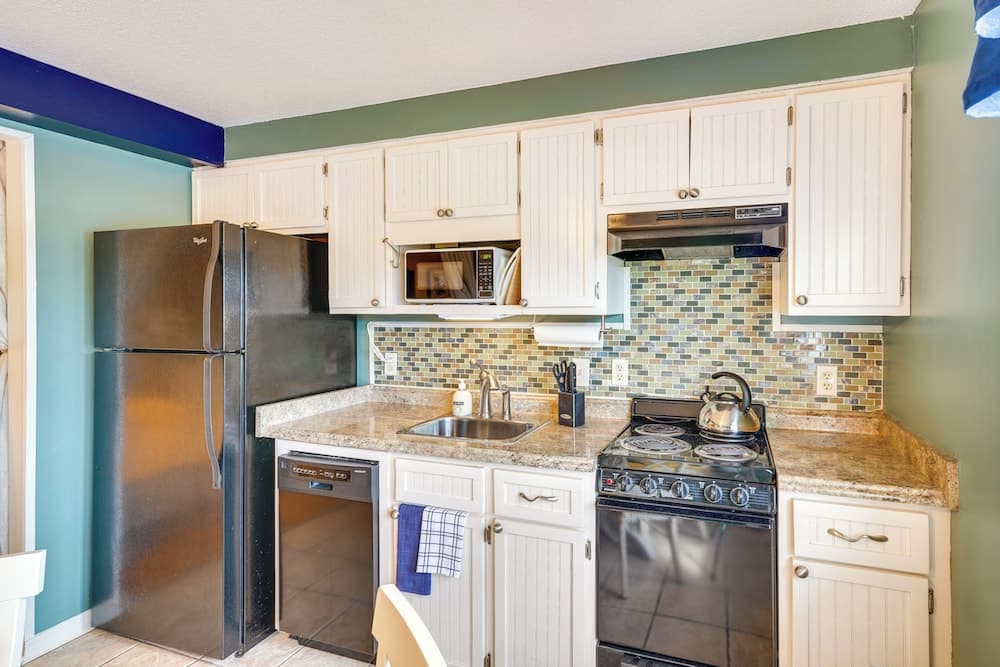 Charming Panama City Studio w/ Community Pool!