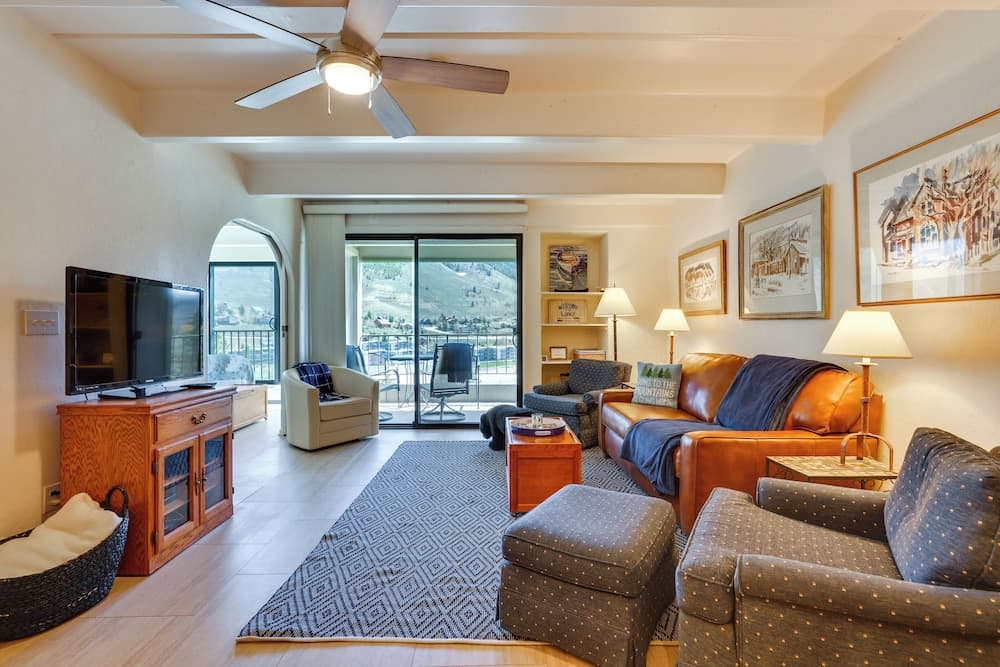 Mtn & Reservoir Views: Cozy Dillon Condo!