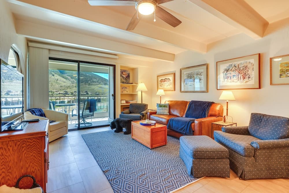 Mtn & Reservoir Views: Cozy Dillon Condo!