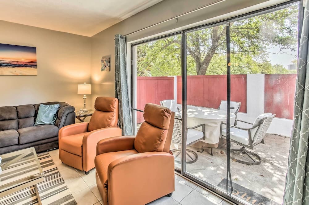 Charming Myrtle Beach Townhome: Walk to Beach