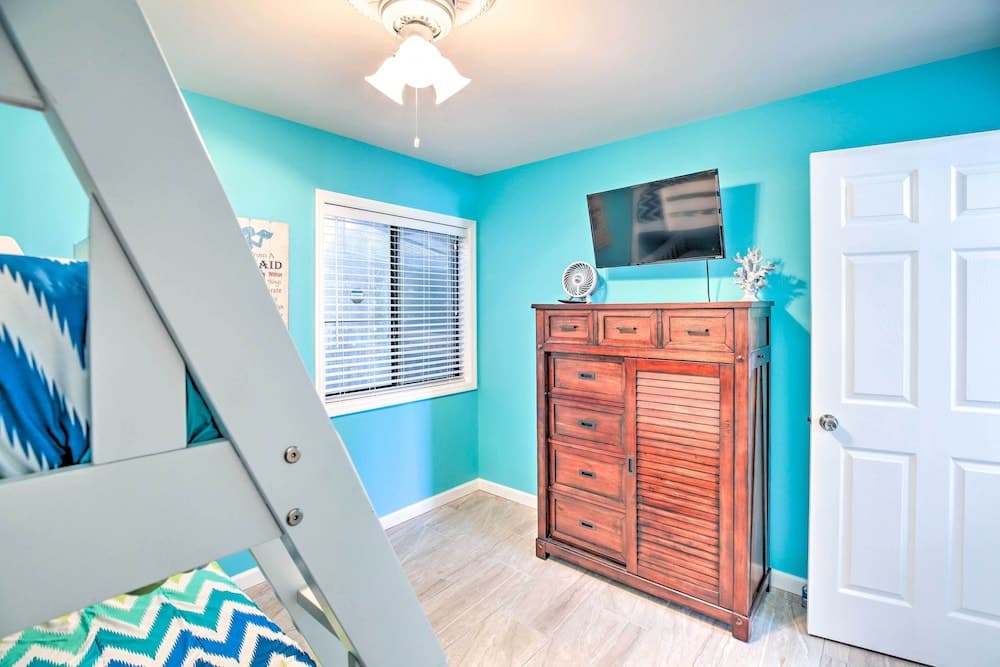 Walk to Ocean: Myrtle Beach Condo w/ Pool!