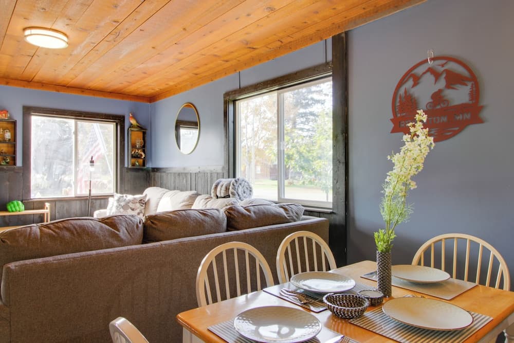 Quaint Ironton Getaway w/ Fire Pit, Gas Grill!