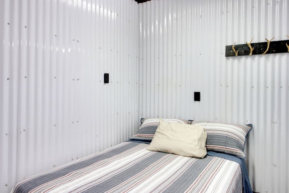 Quaint Ironton Getaway w/ Fire Pit, Gas Grill!