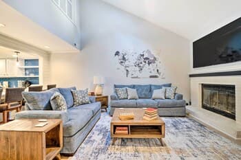 Charming Coastal Retreat: Central Location!