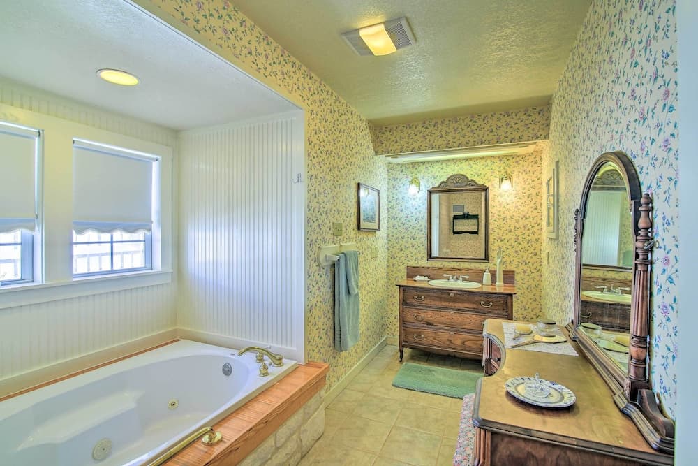 Grand Fredericksburg Retreat - Walk to Main St!