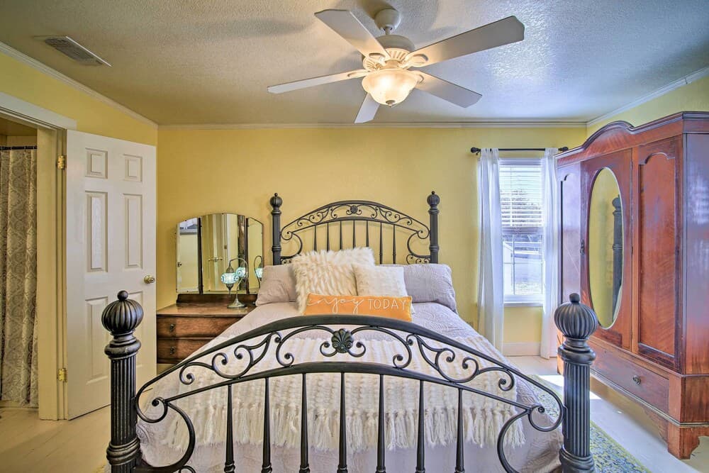 Grand Fredericksburg Retreat - Walk to Main St!