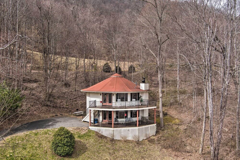 Charming Burnsville Apt w/ Mountain Views & Deck!