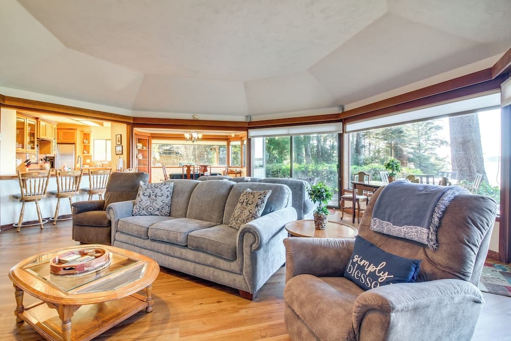 Enchanting Coos Bay Sanctuary w/ Lush Views!