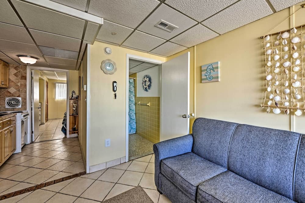 Wildwood Crest Condo w/ Pool: Walk to Restaurants!