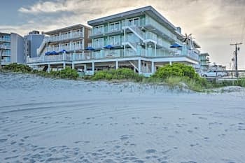 Wildwood Crest Condo w/ Pool: Walk to Restaurants!