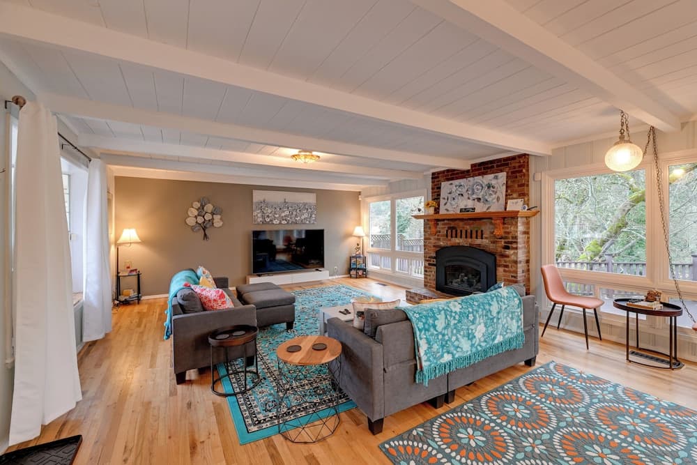 Spacious Grants Pass Home w/ Hot Tub & Views!