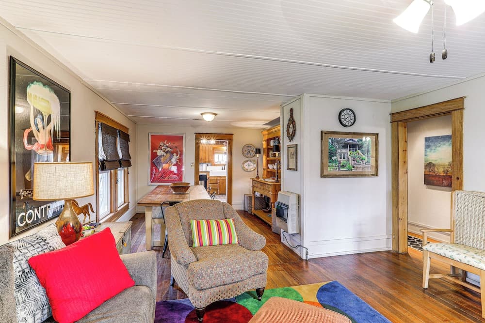 Historic 'hardy House' on Main Street w/ Fire Pit!