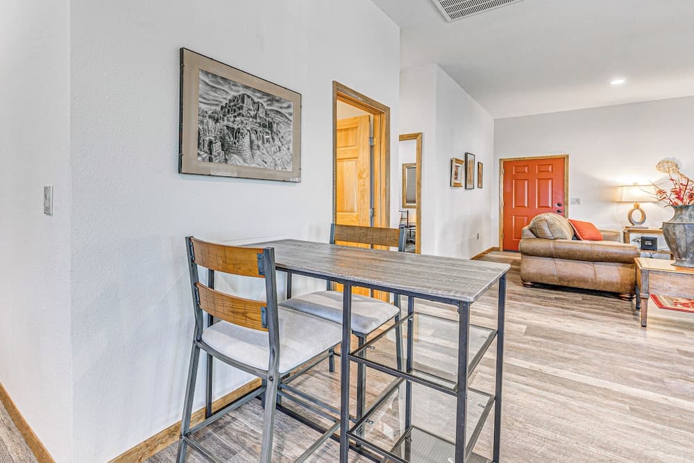 Modern Mtn Home w/ Sports Court, Near Alto Lake!