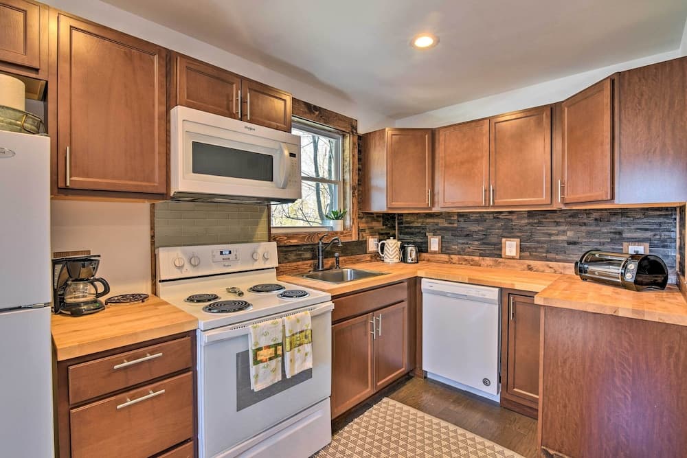 Pet-friendly Fair Play Getaway w/ Boat Dock!