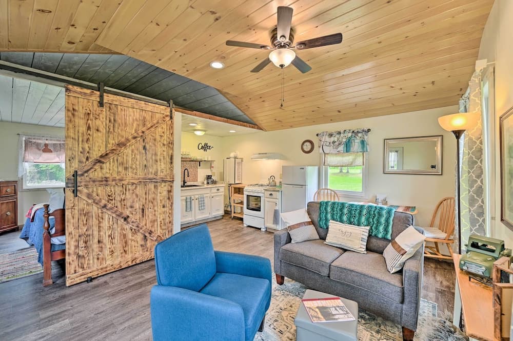 Quiet Country Escape: Fire Pit, Fish On-site!