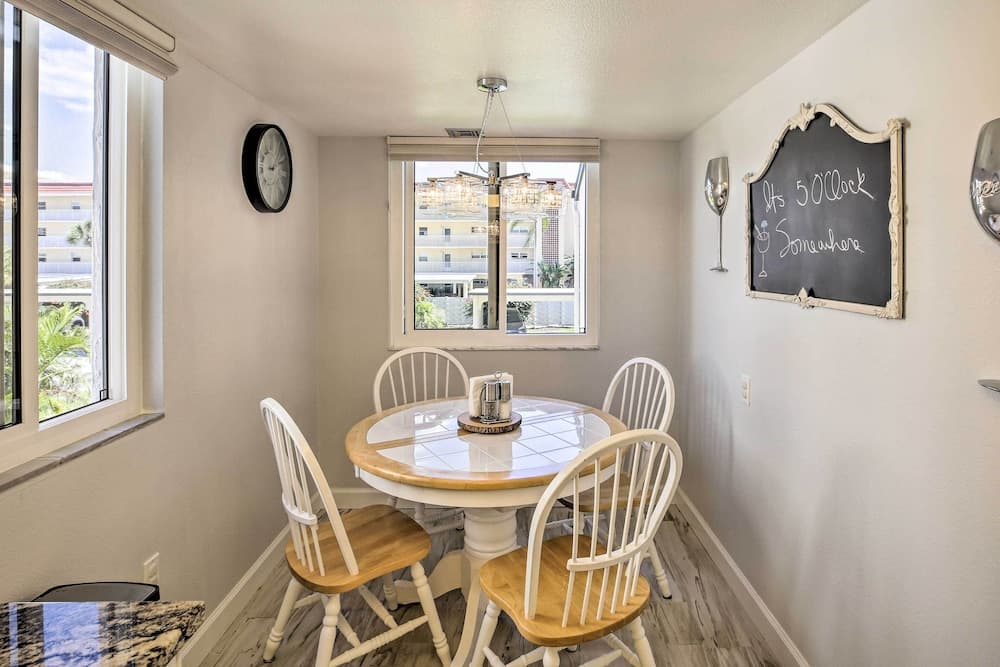 Sunny Siesta Key Condo w/ Beach Access + Pool!