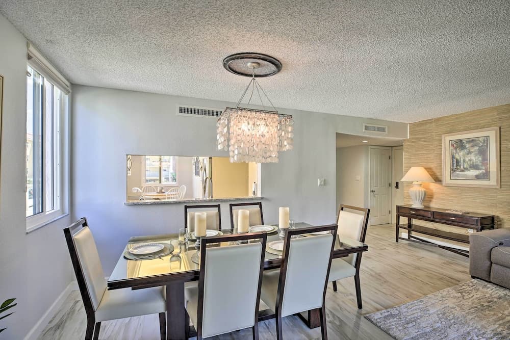 Sunny Siesta Key Condo w/ Beach Access + Pool!