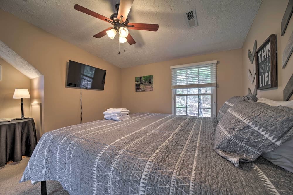 Blue Ridge Mtn Escape: Home w/ Deck & Fire Pit!