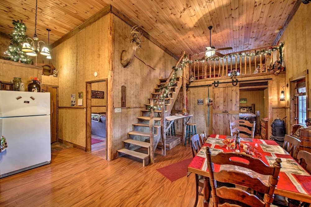 'the Bovard Lodge' Rustic Cabin Near Ohio River!