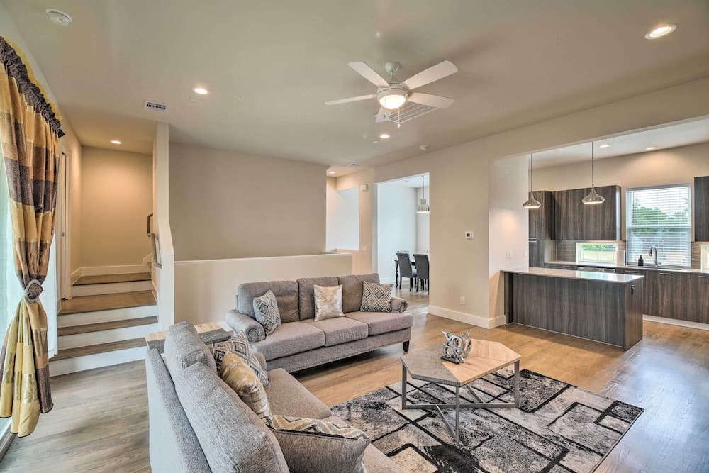 Bright & Spacious Houston Townhome: Near Dtwn