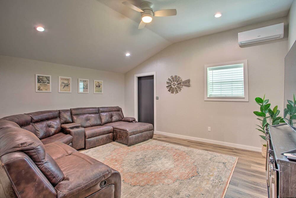 'the Copper Roost': Lake Texoma Escape w/ Hot Tub